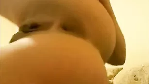 Восхитительная кобыла Tits4you страстно ласкает киску