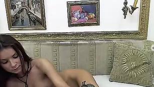 Шикарная пассия kylieyoung прелестно дрочит