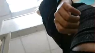 Экстравагантная чикса xyjiurahka дрочит в общественном месте