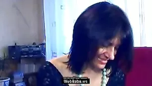 Зрелая брюнетка spicebiglips ласкает интимные места