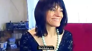 Зрелая брюнетка spicebiglips ласкает интимные места