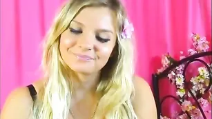 Зажигательная блондинка bettyy играется с секс игрушкой