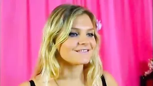 Зажигательная блондинка bettyy играется с секс игрушкой