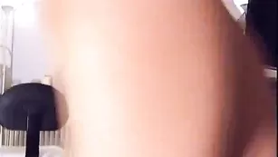 Порочная бестия HornyDoll смачно долбит анус фаллосом