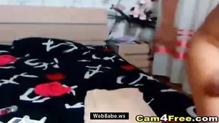 Сочная блонда наяривает вагину пальчиками