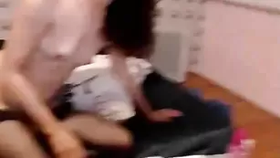 Цыпочка с бритыми дырками VioleAndMike шалит с парнем