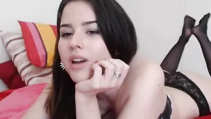 Смазливая малышка RubyNix мастурбирует киску каблуком