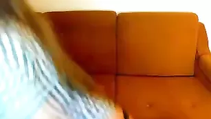 Симпатичная девка vikkibacker снимает нижнее белье