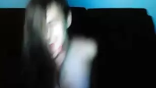 Симпатичная девка vikkibacker снимает нижнее белье