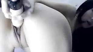 Классная азиатка КираБагира дрочит секс игрушкой