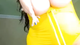 Пошлая стерва CrazyDaisy жестко трахает пизду