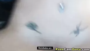 Изумительная блондинка смачно теребит киску