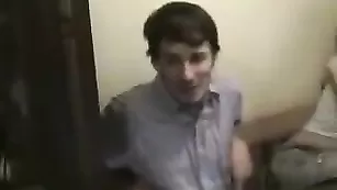 Жаркая брюнеточка жестко трахается в очко