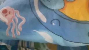 Похотливая самка Delphyss ласкает киску пальчиками