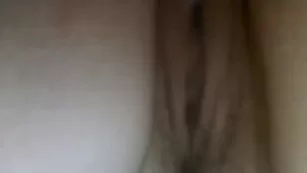 Похотливая самка Delphyss ласкает киску пальчиками