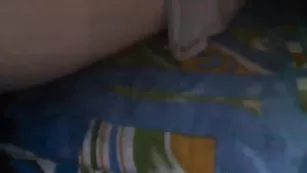 Похотливая самка Delphyss ласкает киску пальчиками