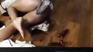 Пикантная детка Miah_charme1 ебется в киску секс игрушкой