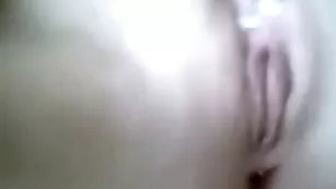 Строптивая блонда мастурбирует пизду секс игрушкой