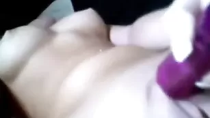 Строптивая блонда мастурбирует пизду секс игрушкой