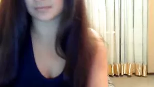 Горячая брюнетка sexymiss вертит сочной задницей