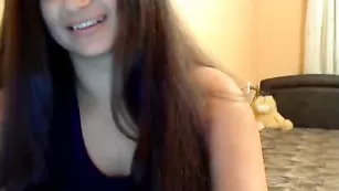 Горячая брюнетка sexymiss вертит сочной задницей