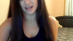 Горячая брюнетка sexymiss вертит сочной задницей