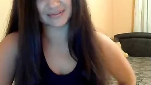 Горячая брюнетка sexymiss вертит сочной задницей