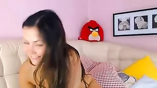 Русская шалава Lida трахает очко страпоном