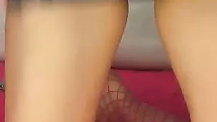 Порочная жрица Emmilliya нежно теребит вагину