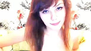 Рыжая шлюшка sweetrrose демонстрирует сексуальное тело