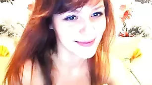 Рыжая шлюшка sweetrrose демонстрирует сексуальное тело