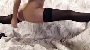 Цыпочка в чулках flexi занимается глубоким фистингом