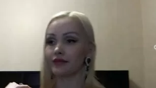 Грудастая телочка облизывает резиновый пенис