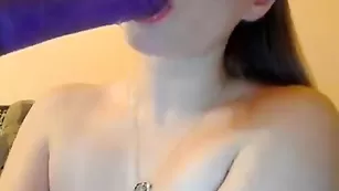 Пошлая цыпочка FunFan обсасывает секс игрушку