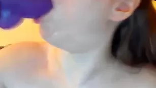 Пошлая цыпочка FunFan обсасывает секс игрушку