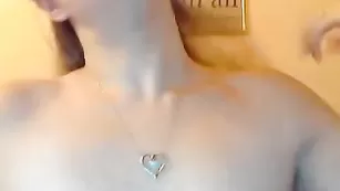 Пошлая цыпочка FunFan обсасывает секс игрушку