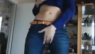 Смазливая шлюшка Inta гладит киску