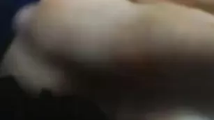 Смазливая шлюшка Inta гладит киску