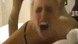 Сочная блондиночка занимается жестким трахом