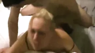 Сочная блондиночка занимается жестким трахом