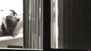 Прелестная брюнеточка трахается с чуваком за дверью