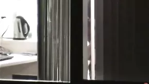 Прелестная брюнеточка трахается с чуваком за дверью