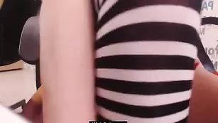 Очаровательная детка ShannonCox трахает вагину секс игрушкой