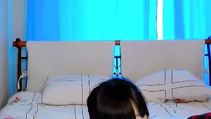 Азиатская сучка SelfishCat клево дрочит вагину