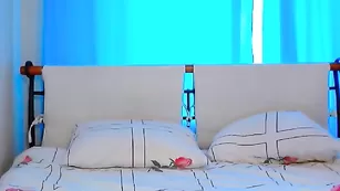 Азиатская сучка SelfishCat клево дрочит вагину