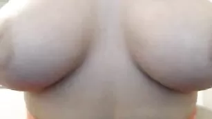 Сексапильная девка sexxxycat наминает большие сиси