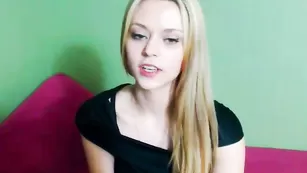 Очаровательная телочка LovelyAngell общается с поклонником