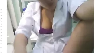 Бесподобная самка irisha19 дрочит в аптеке