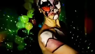 Разрисованная кобыла kicket ласкает сосочки