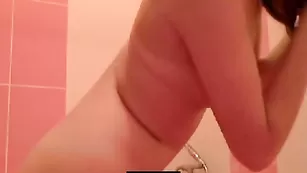 Похотливая шлюшка sabina1 моется в ванной